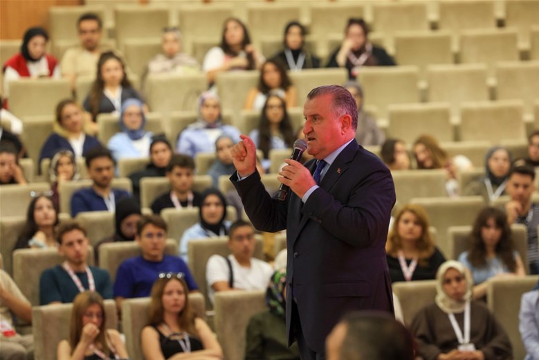 BAKAN BAK İSTANBUL’DA ÖĞRENCİLERLE BİR ARAYA GELDİ