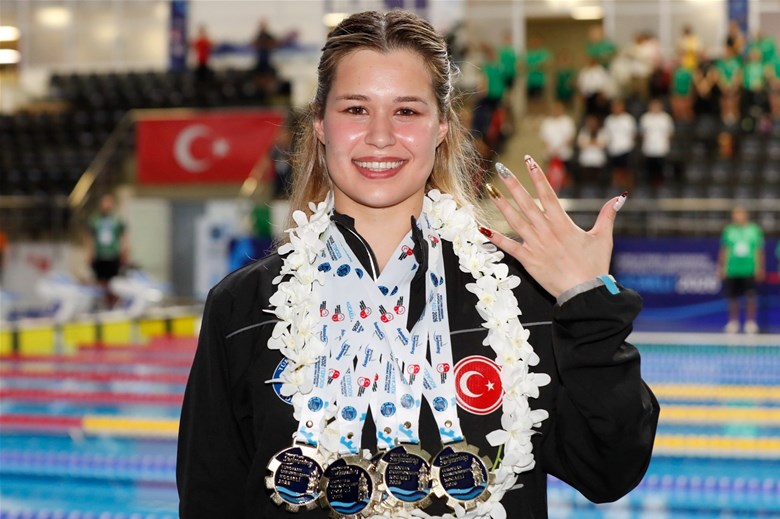 BAKAN BAK MİLLİ PARA YÜZÜCÜLERİ TEBRİK ETTİ