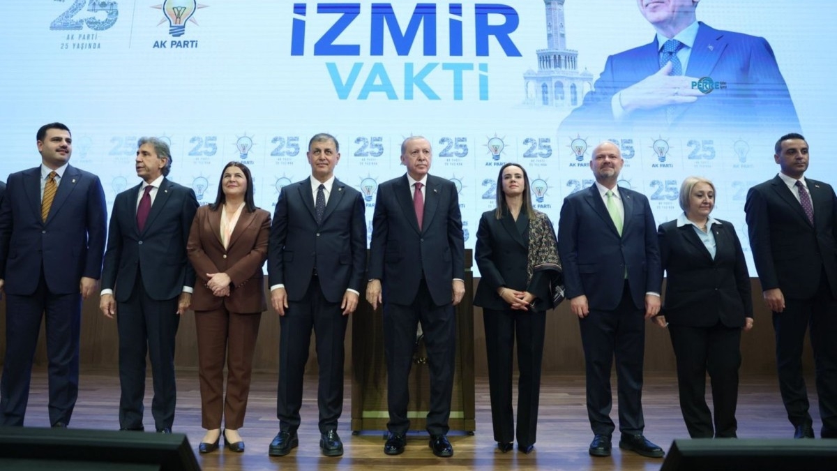 İzmir Büyükşehir Belediye Başkanı Cemil Tugay, AK Parti’ye katıldı: Rozetini Erdoğan taktı